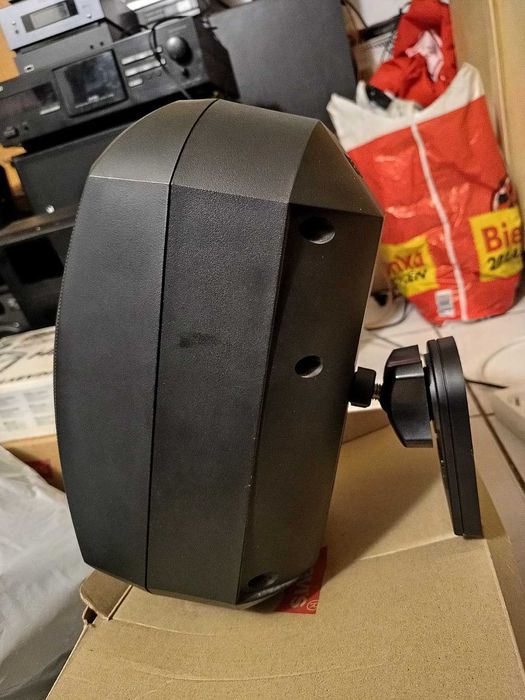 Głośnik Apart Mask-6T z uchwytem do mocowania.