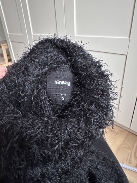 Cieplutki pluszowy sweterek golf Sinsay