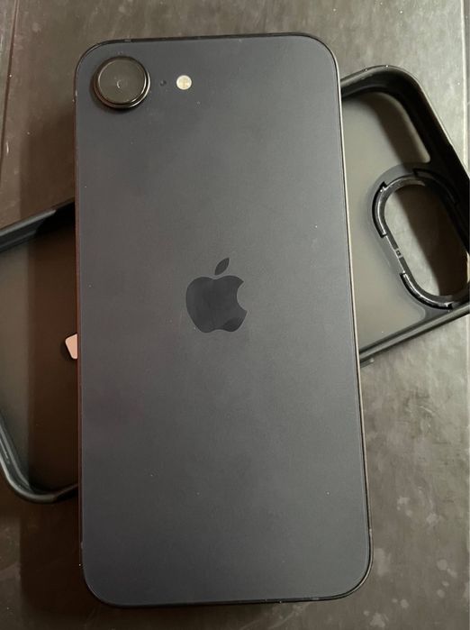 Продам iPhone 16e 128 GB