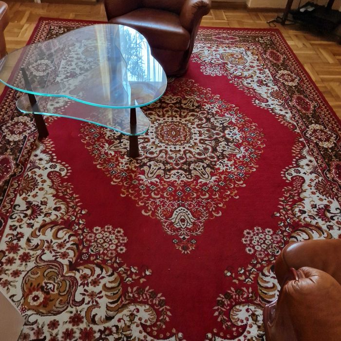 Stolik szklany firmy Kler na drewnianych nóżkach