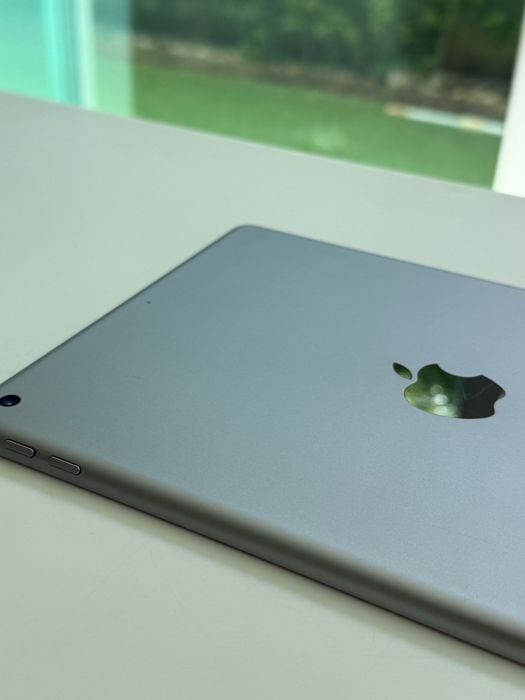 Apple iPad 5.ª Geração 32GB Wi-Fi Space Gray + Capa