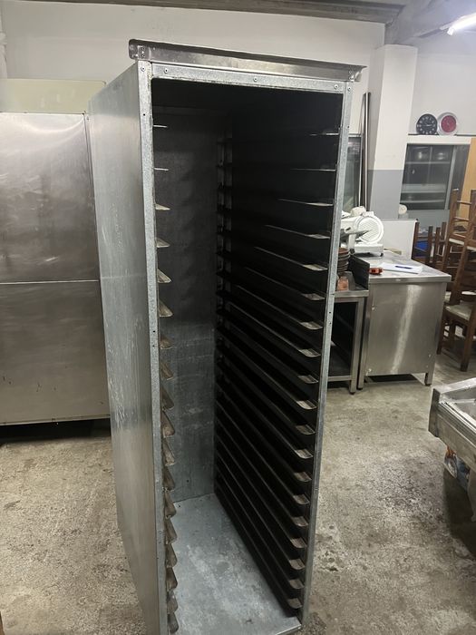 Carrinho para tabuleiros de padaria em ferro forrado a chapa