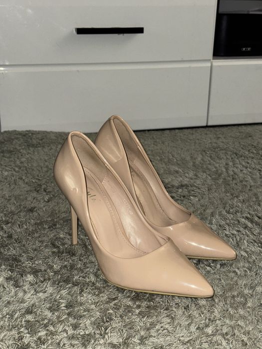 Бежеві туфлі на шпильці 40 р.