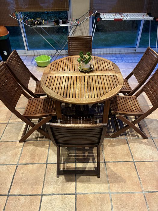 Mesa e cadeiras de madeira