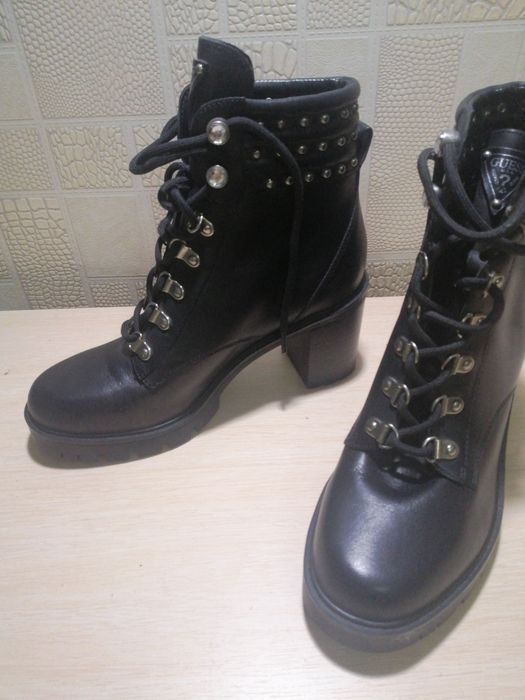 Ботиночки кожа 38-39 Guess