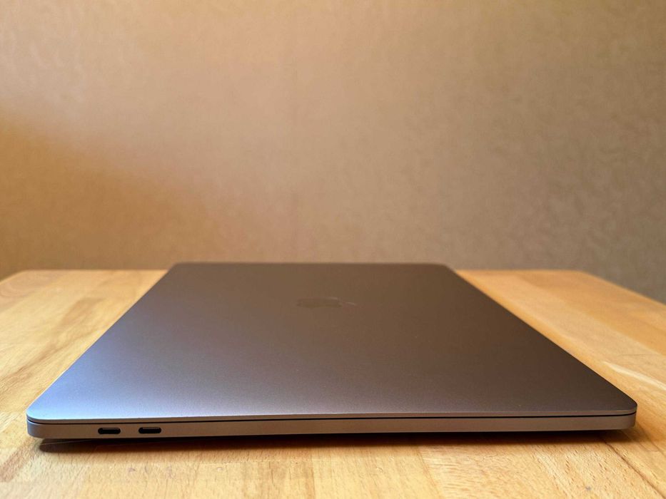 Macbook Pro 15 i9 16 gb ram 512 gb ssd space black