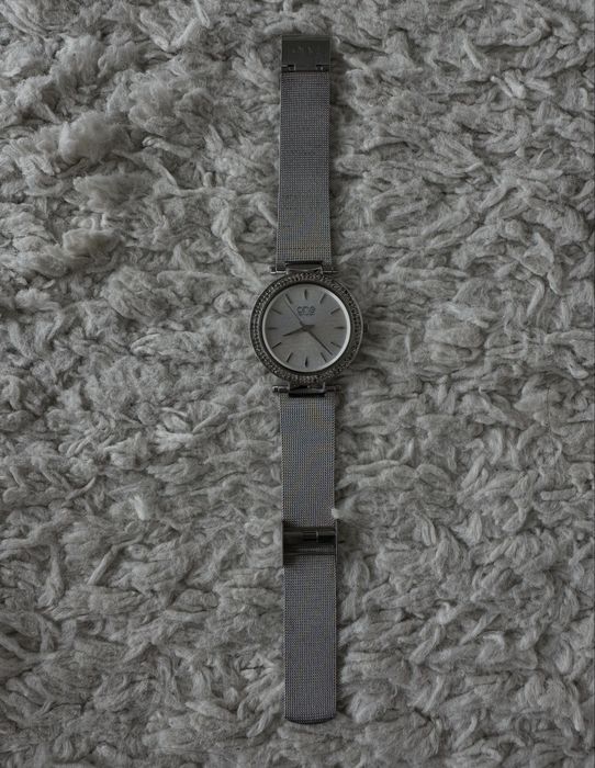 Relógio prateado One