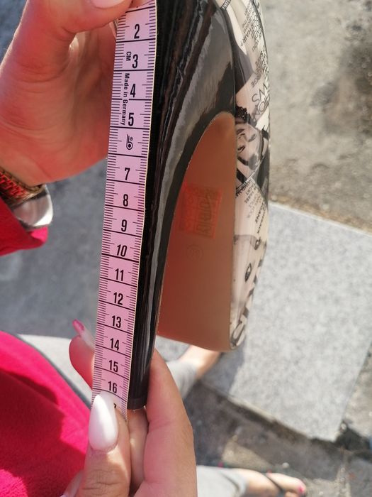 Sapato alto aberto com tema de Paris