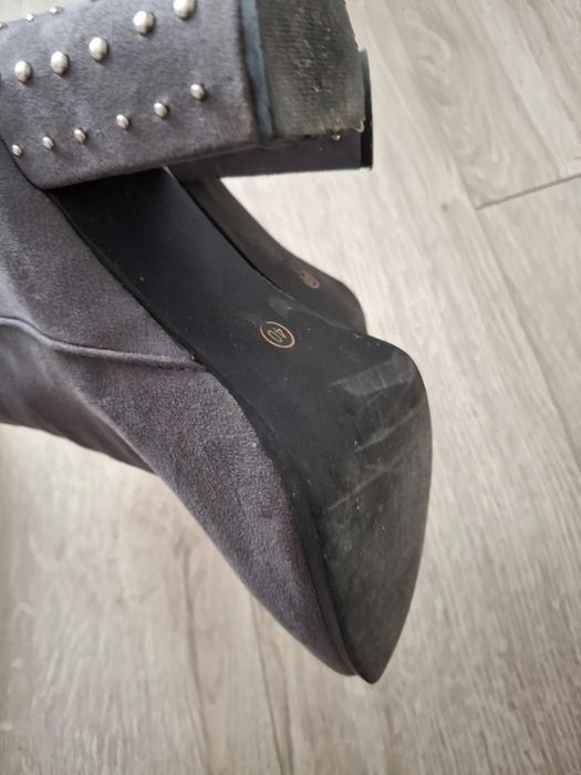 Szare ocieplane botki 40 zamsz ćwieki słupek klocek jesień zima