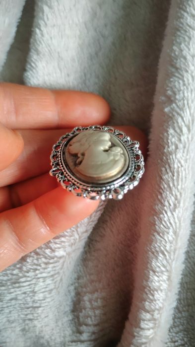 Broszka retro vintage staromodna kamea z kobieta kobieca kameowa