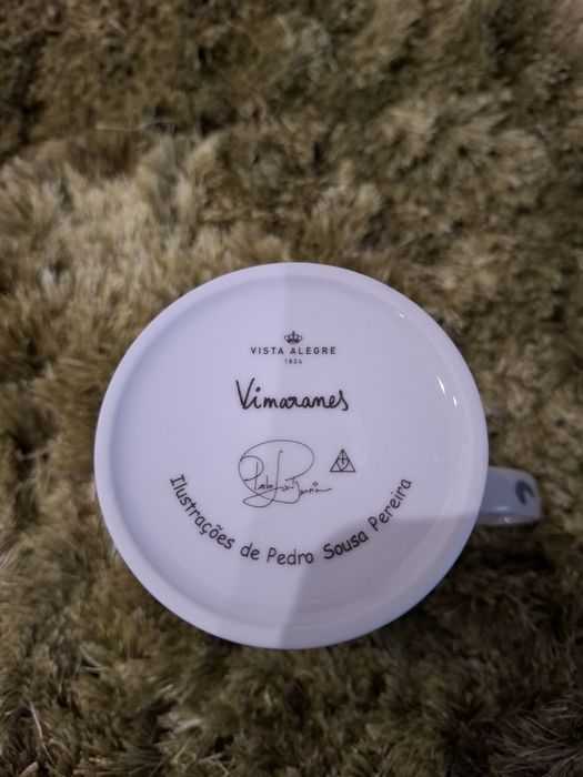 Caneca de porcelana da coleção Vimaranes da Vista Alegre. 
A coleção f