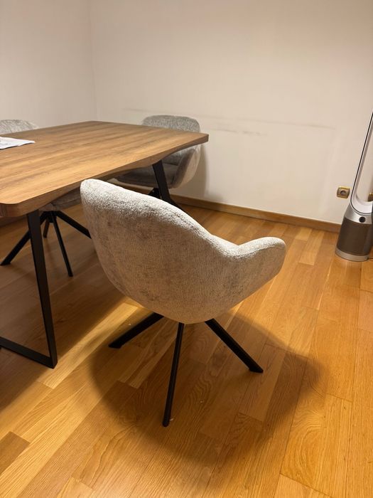 Mesa de jantar e cadeiras