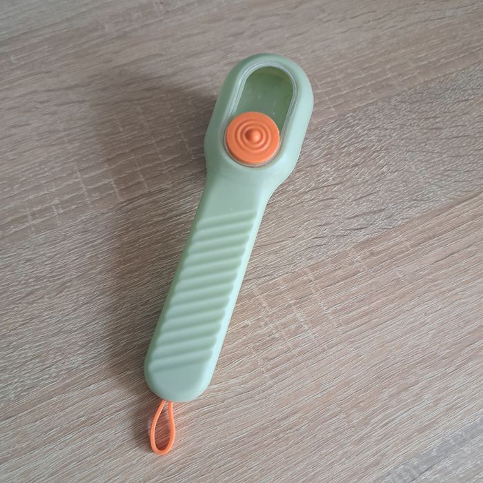 Szczotka z dozownikiem płynu