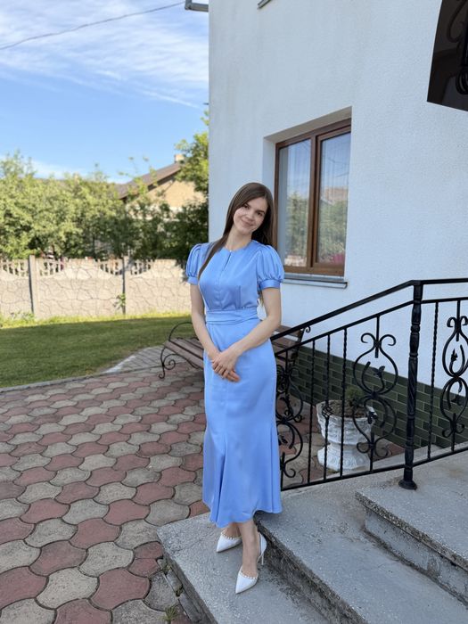 Атласна блакитна сукня