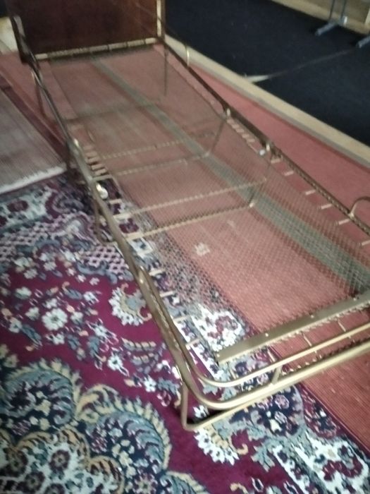 Розкладне ліжко з дерев'яною спинкою