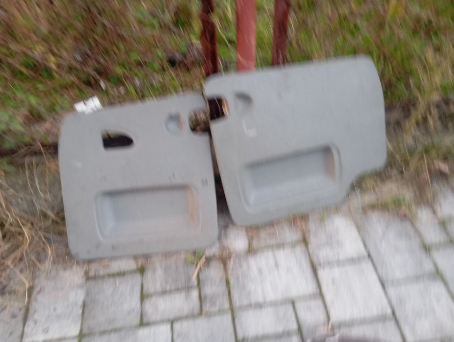 Boczki plastiki drzwi tył tylne Vivaro A Trafic II 2 Komplet