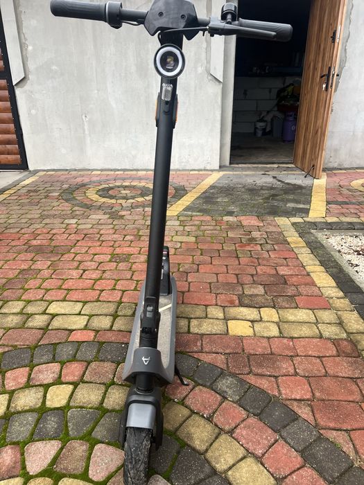 Hulajnoga elektryczna.