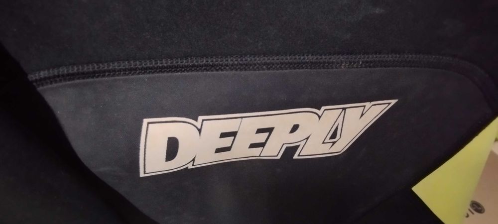 Vendo Fato (Short)  Surf / Bodyboard em neoprene da Deeply (criança)