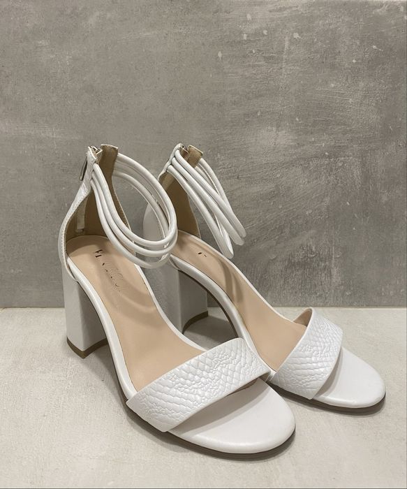 Жіночі білі босоніжки