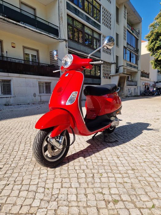 scooter vespa vermelha LX 50