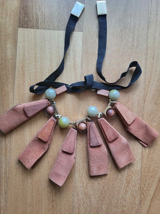 Colar em Camurça, Madeira e Contas Decorativas