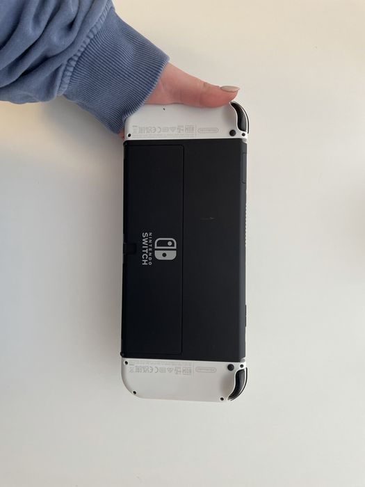 Продам Nintendo Switch OLED