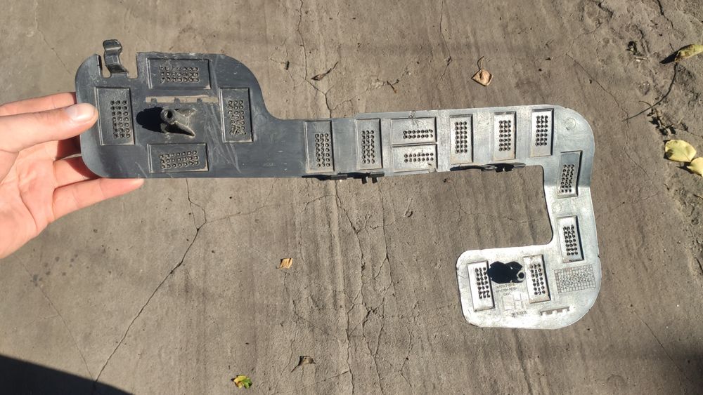 Кронштейн кріплення противотуманки до бампера tesla model y