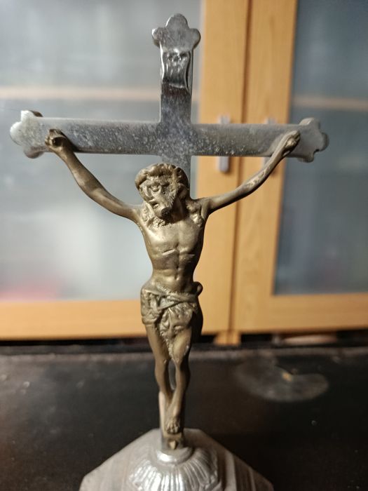 Crucifixo em latão