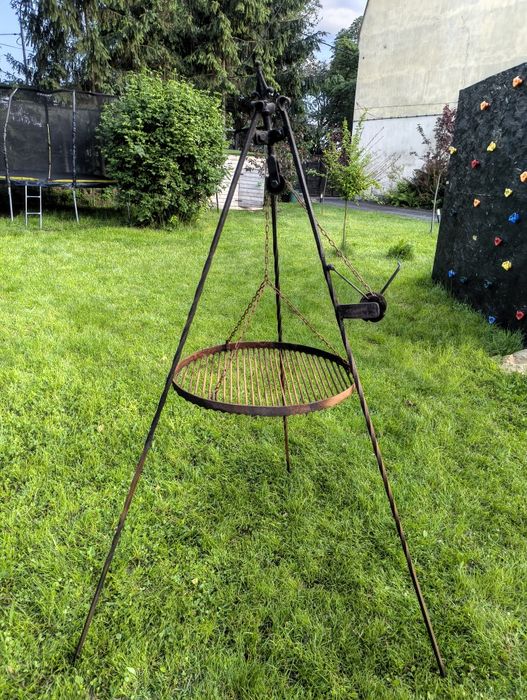 Grill Wiszący na Trójnogu
