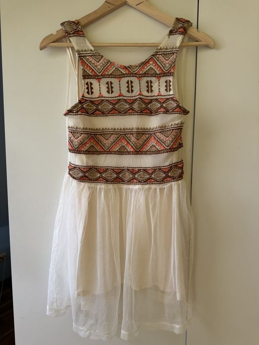 Siateczkowa sukienka Pull and Bear