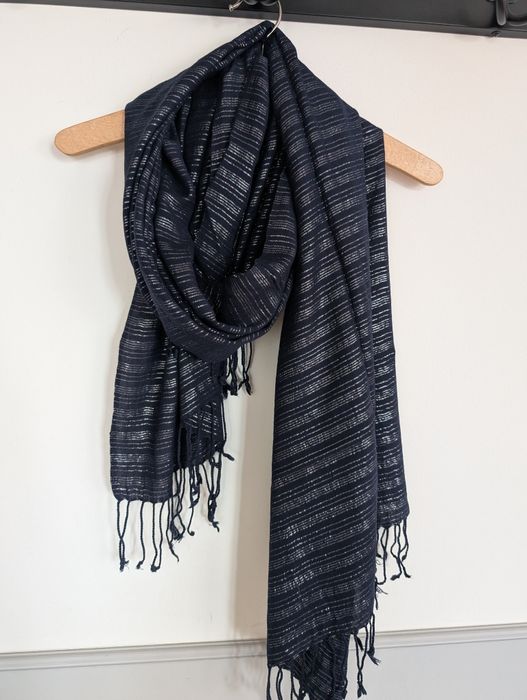 Granatowy szal ze srebrną nitką. H&M.