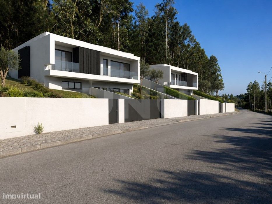 Urban plot of 3,846 m² | Approved project for 2 detached houses | Sta...