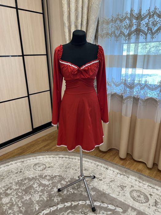 Червона приваблива  сукня