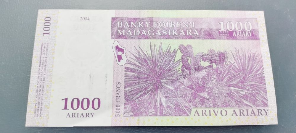 Nota Madagáscar 1000 Ariari 5000 Francs 2004 não circulada