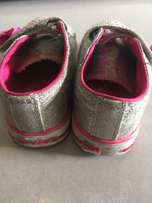 Tenisówki Skechers świecą