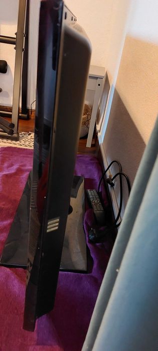 Televisão Samsung de grandes dimensões com suporte
