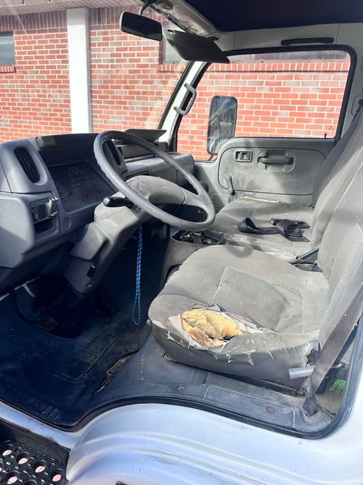 Nissan Cabstar Ligeiro 3.500 kg | 6 lugares | 181.000 km