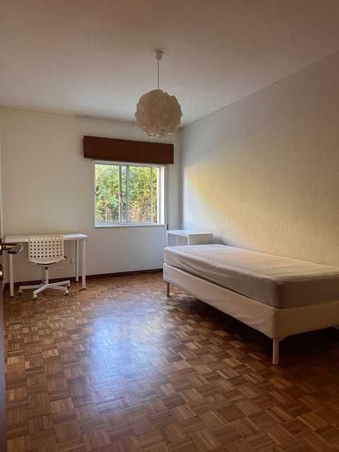 Quarto c/closet em apartamento T3, em Telheiras, Lisboa