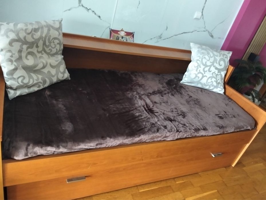 Cama de solteiro em pinho mel