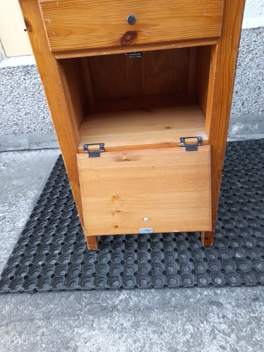 Sosnowa szafka minibarek