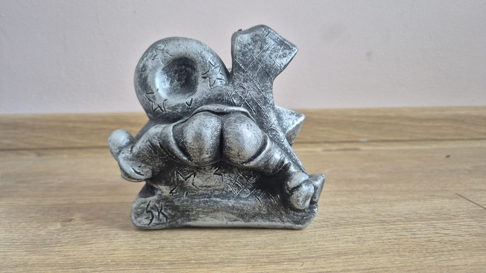 Figurka ceramiczna „Tania Międzymiastowa” – ręcznie malowana