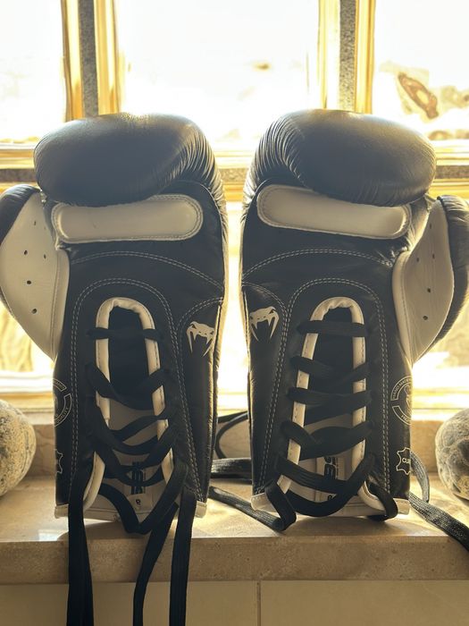 Luvas boxe/muai thai venum giant com atacadores 8oz