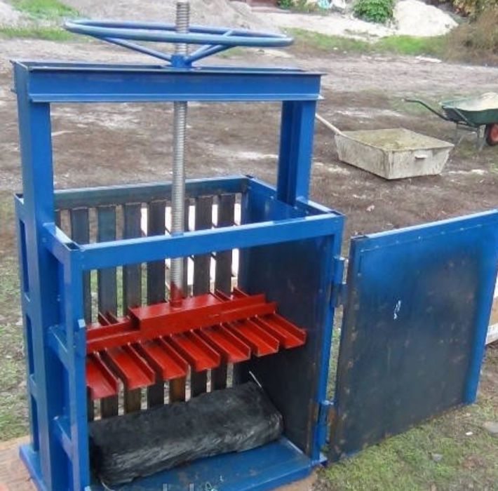 Прес для макулатури,поліетилену, ПЕТ пляшок та ін. вторсировини.