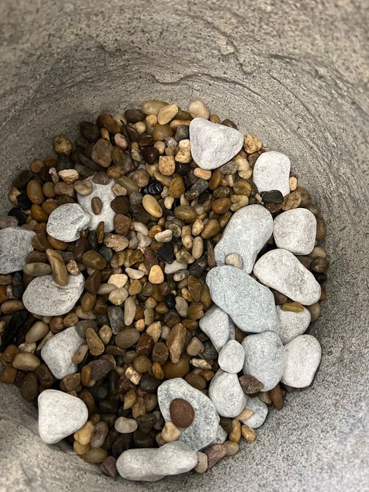 Peça decorativa (vaso/jarra) cinzento com pedras