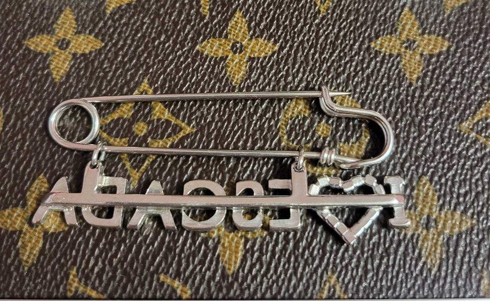 Продам супер-брошь Escada