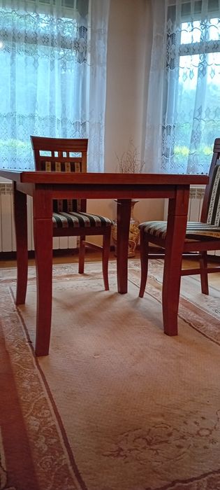 Stół z 4 krzesłami. Nie używany, jak nowy. Super jakość