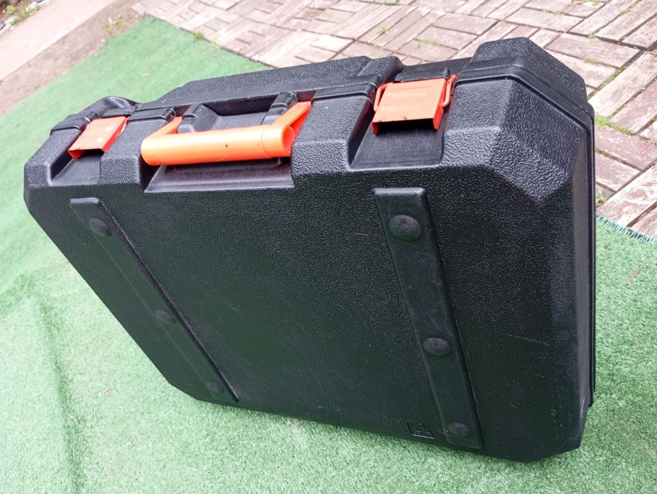 Duża walizka zamykana na elektronarzędzia GRAPHITE od młotowiertarki.