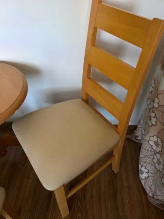 Zestaw stolik plus obniżone  krzesełka