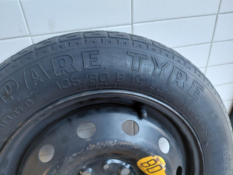 Pneu Pirelli de recurso, 135/80/14 e kit ferramentas