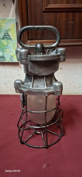 Antigo candeeiro industrial